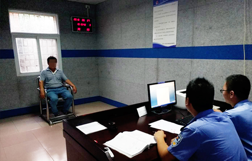 無證男人結伴女司機租車出游 遇臨檢沖卡撞傷輔警被拘留