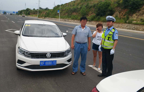 無證男人結伴女司機租車出游 遇臨檢沖卡撞傷輔警被拘留